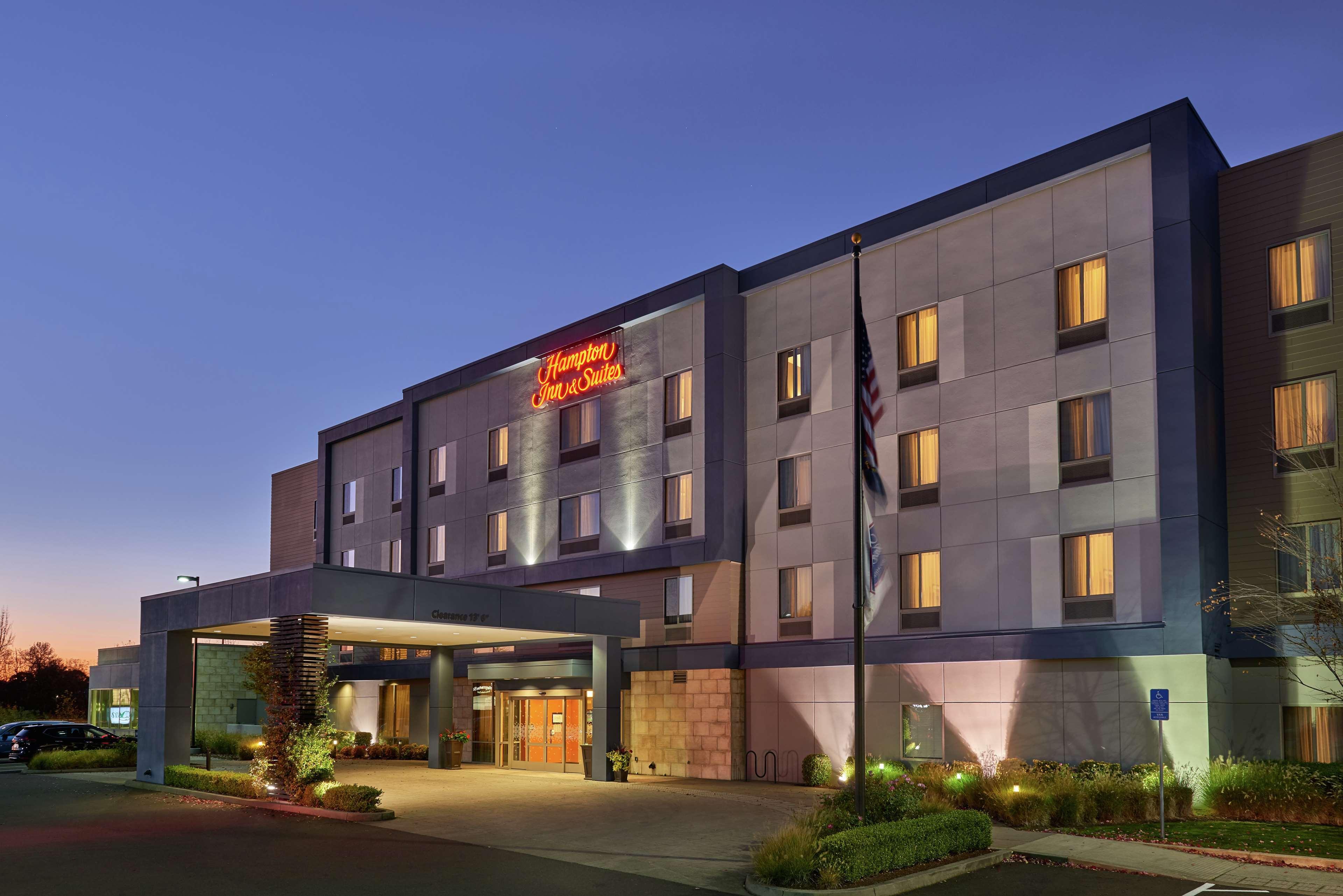 Hampton Inn And Suites Salem Exterior photo